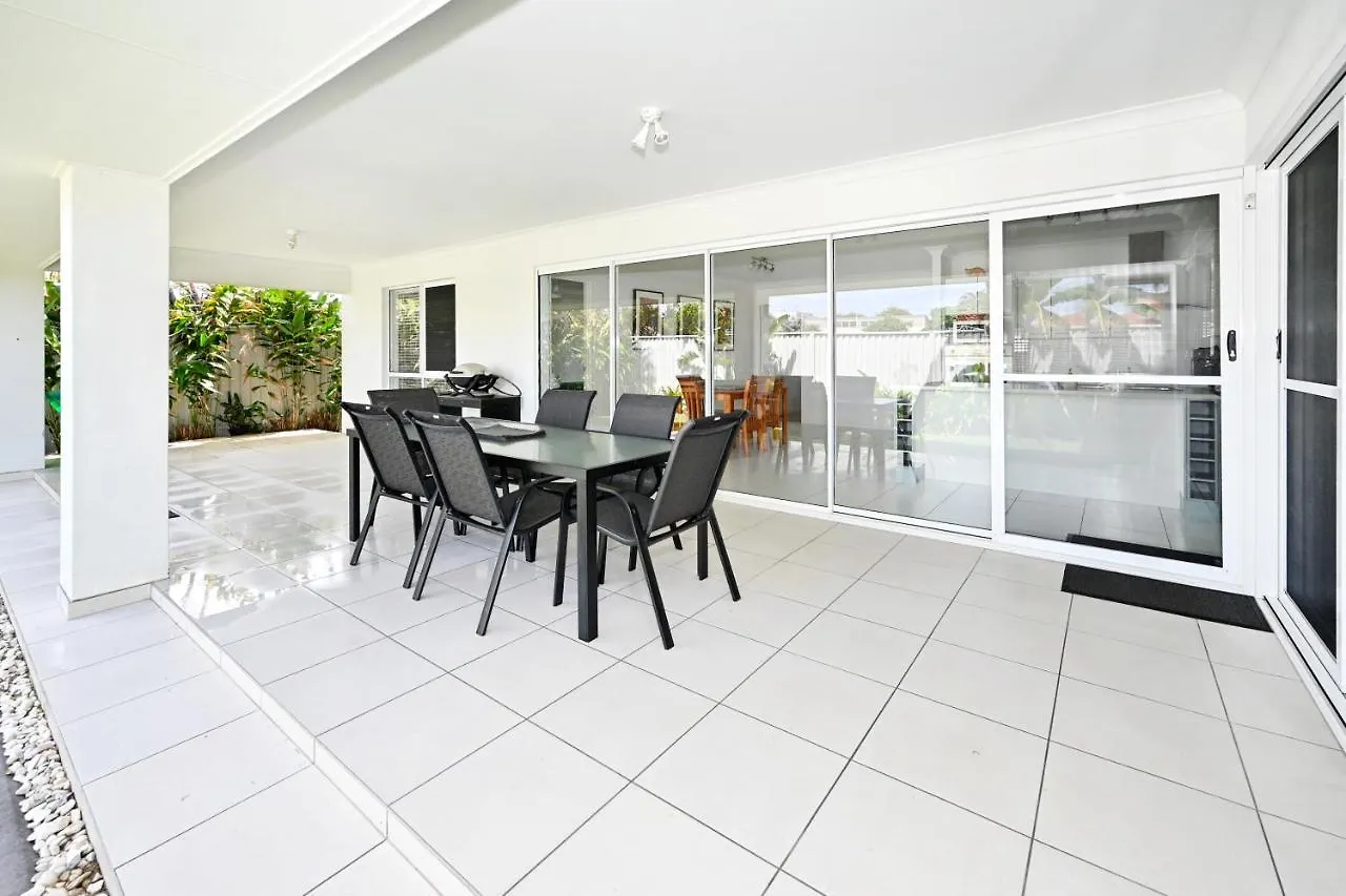 Beach House Getaway - Stylish, Kms Of Beach Za1 Buddina