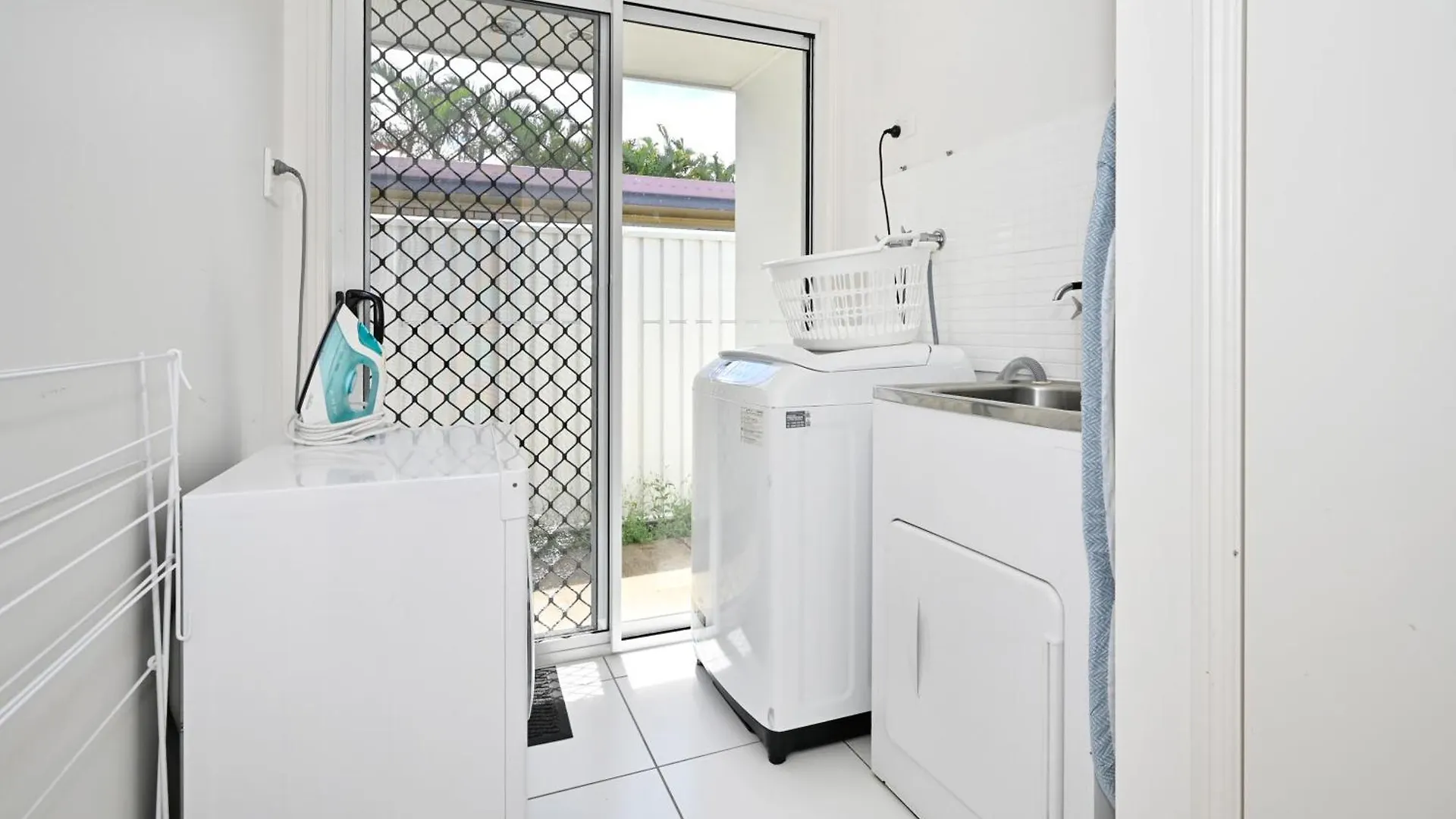 Beach House Getaway - Stylish, Kms Of Beach Za1 Buddina